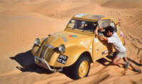 Citroen 2CV dans le sable